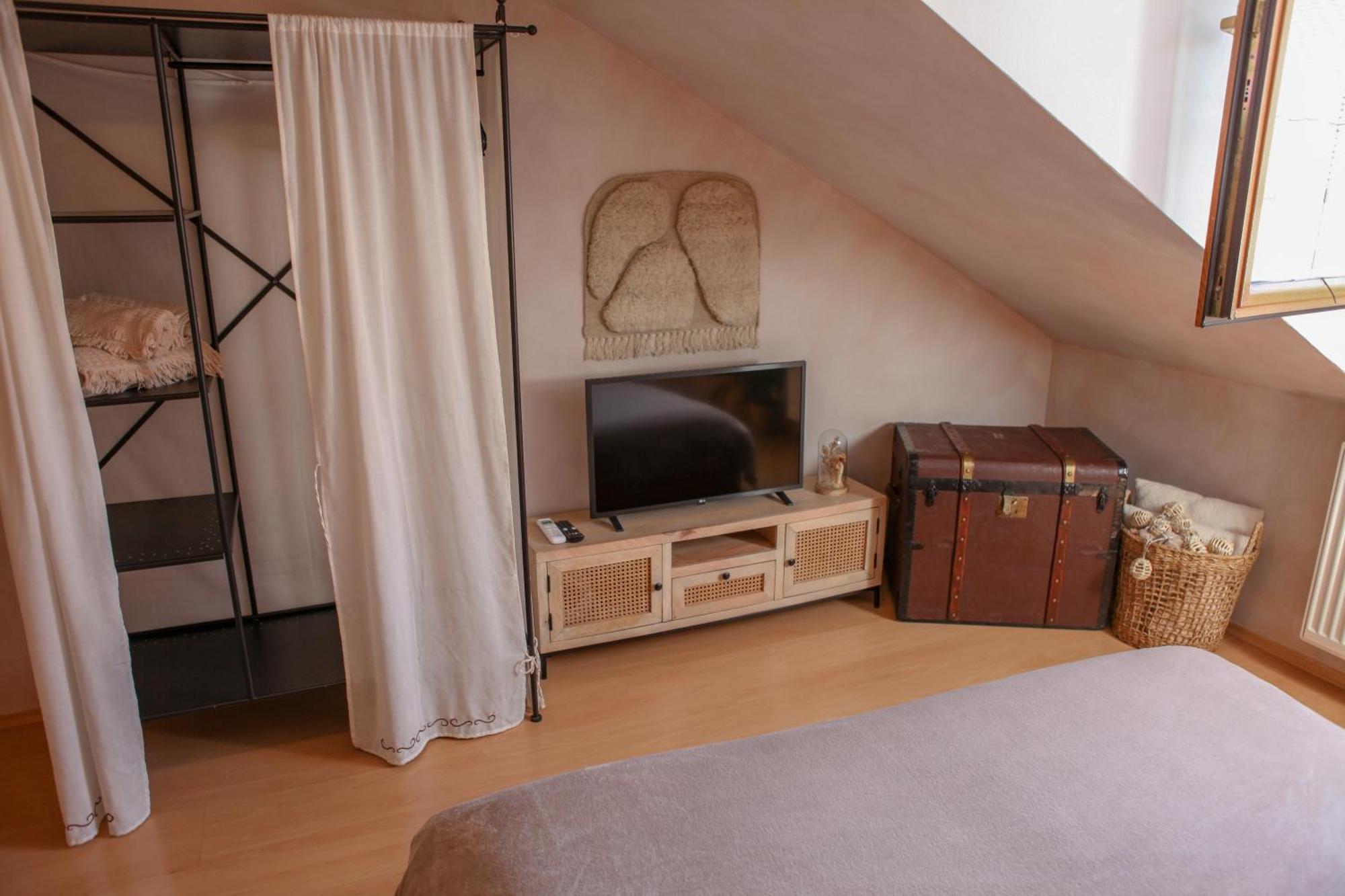 Cozy Apartment In The Heart Of The Historic City Bratislava Exterior foto
